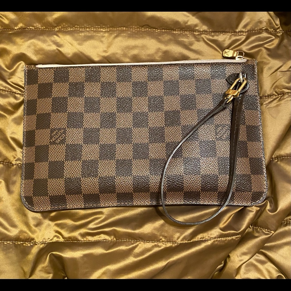 🤍LV neverfull mm pouch❣️light pink interior.